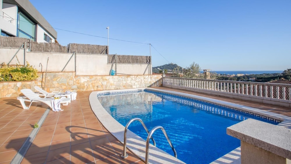 Vila Maer in Blanes With 5 Bedrooms and 2 Bathrooms