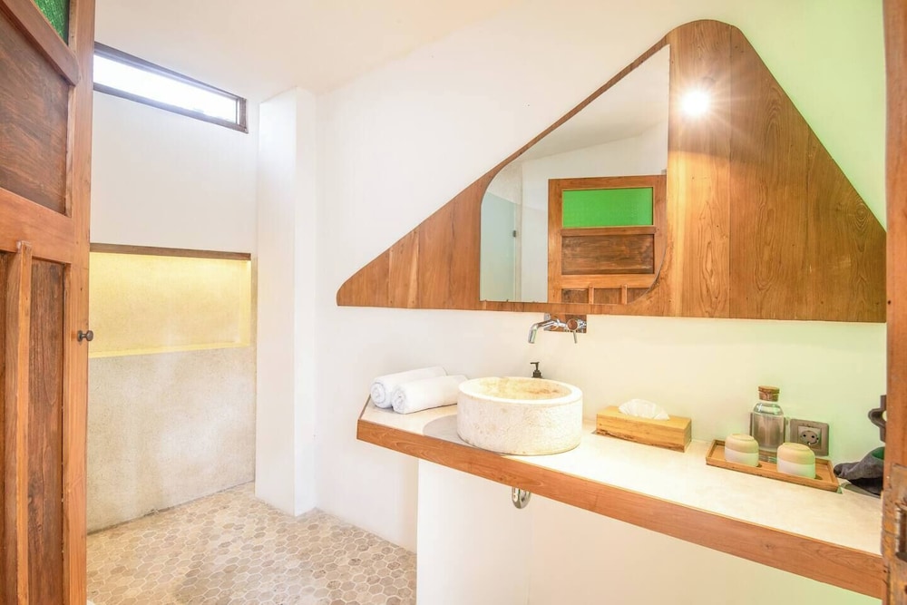 Modern 2-br Art Deco Villa, 800m From the Beach