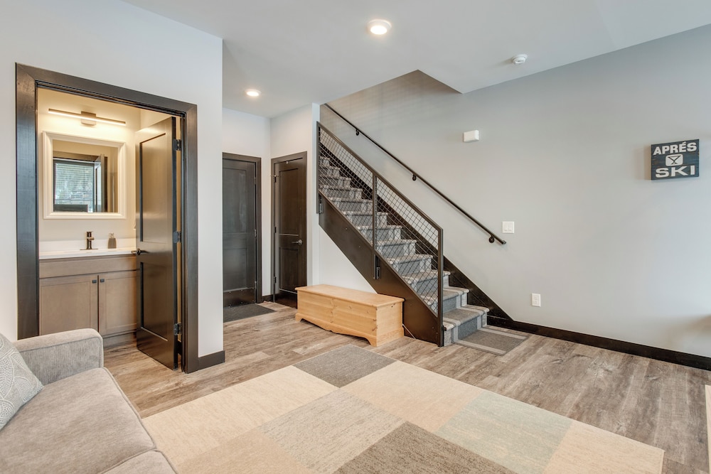 Rooftop Hot Tub + Views: Townhome in Winter Park
