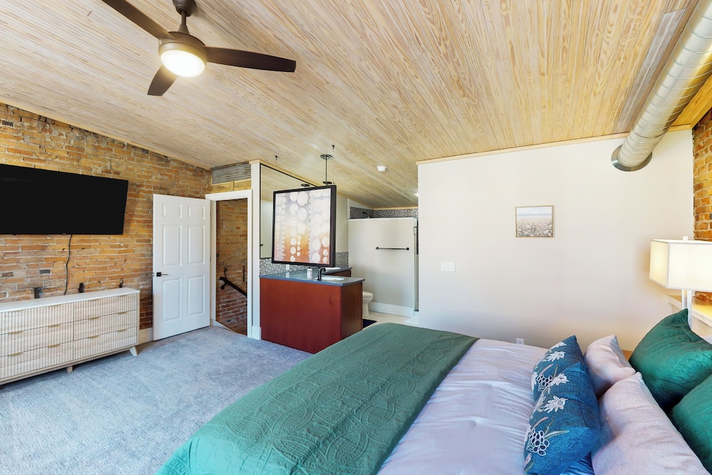 2BR Updated Dtwn Condo: Streaming, Patio, W & D