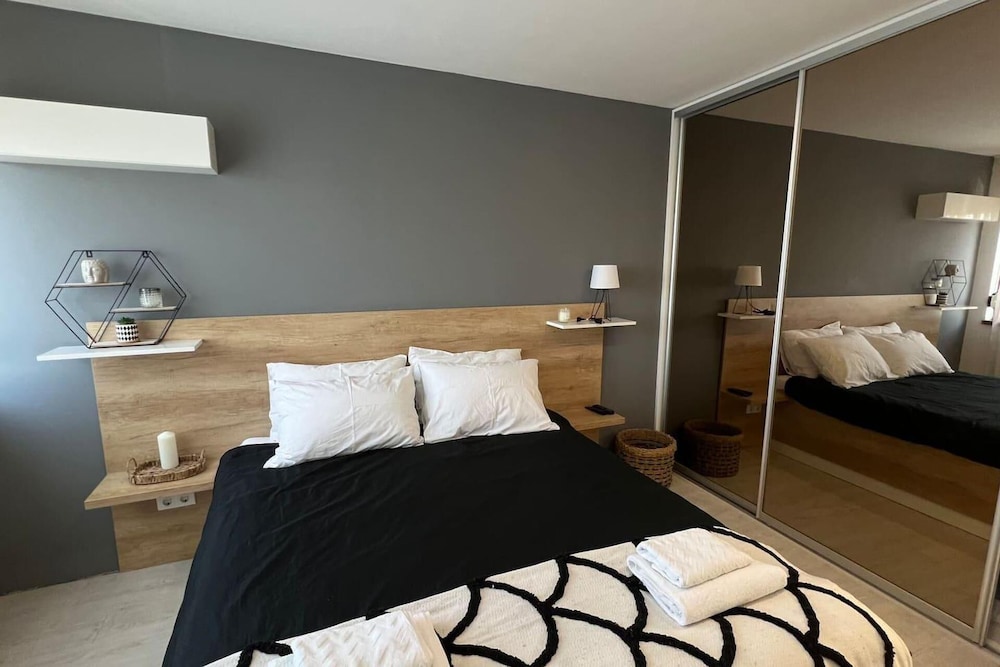 Luxurious Beach House With Wi-fi and Parking view 4
