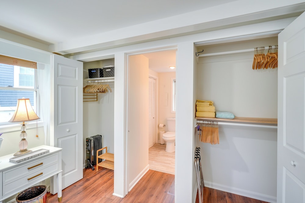 Hike, Sip & Explore: Charming Waterford Cottage!
