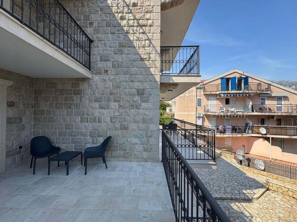 Sunny Bay Apartments