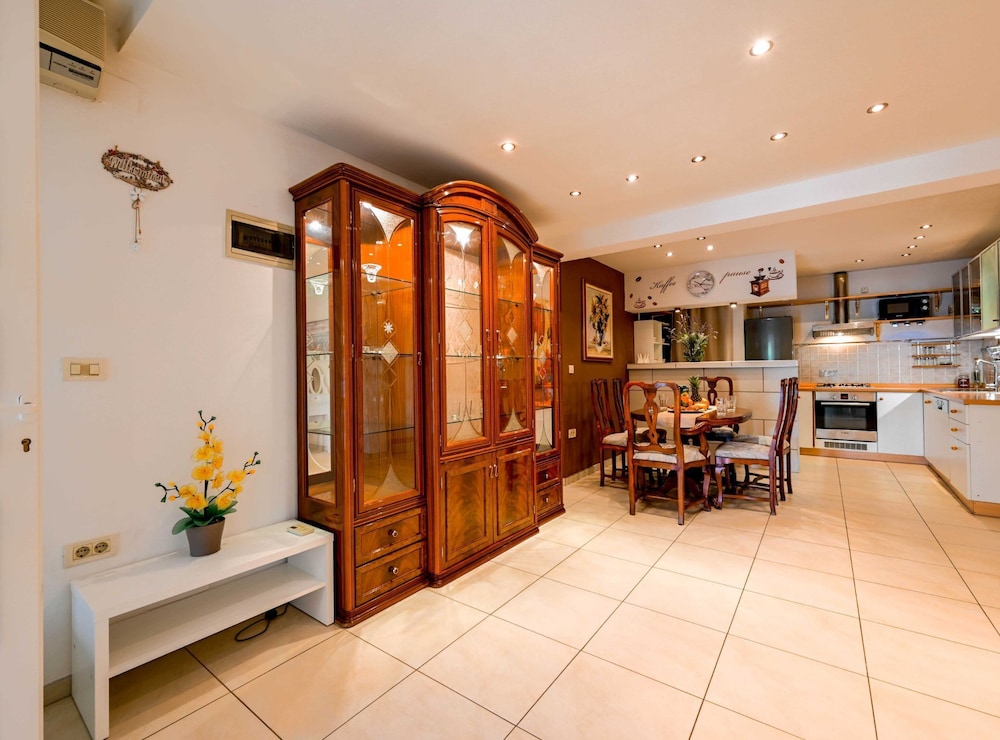 Classic and Smart Rovinj Apartment With Terrace