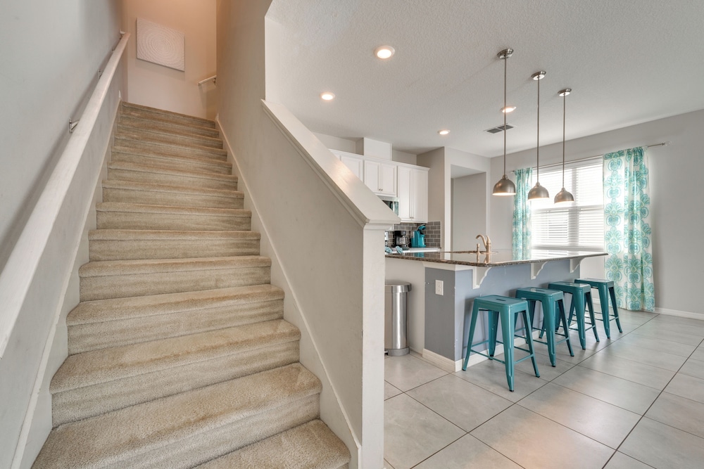 4 Mi to Wdw: Sleek Townhome w/ Community Pool!