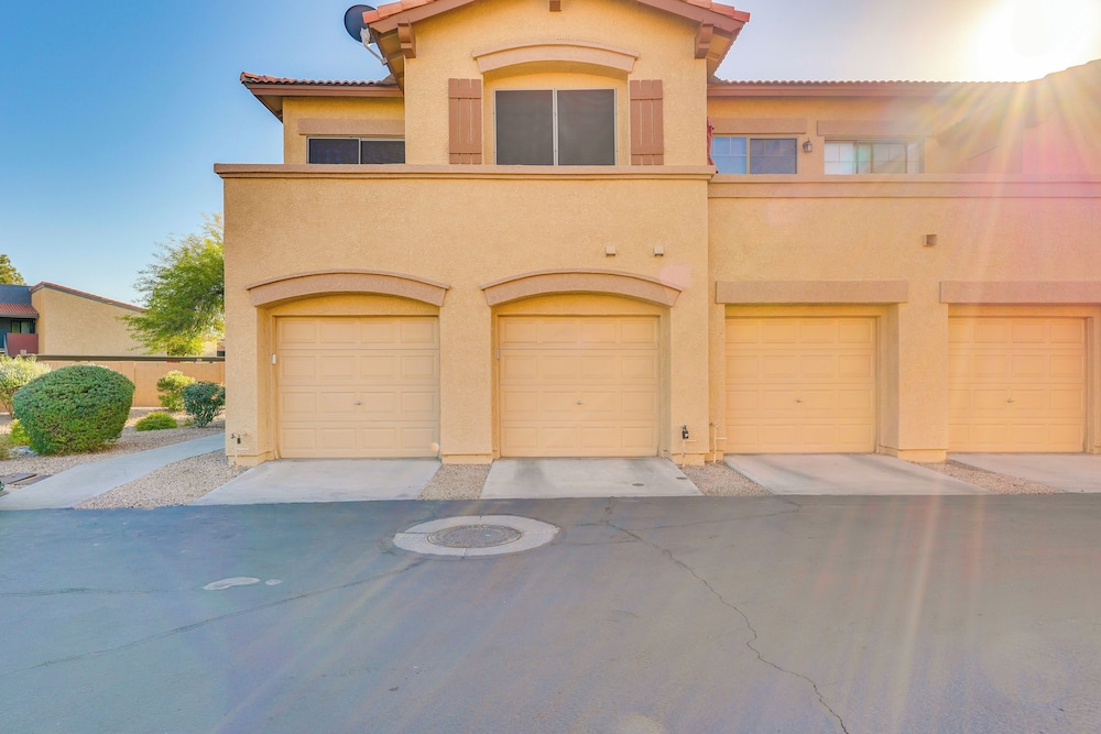 3 Mi to Dtwn: Mesa Townhome w/ Patio