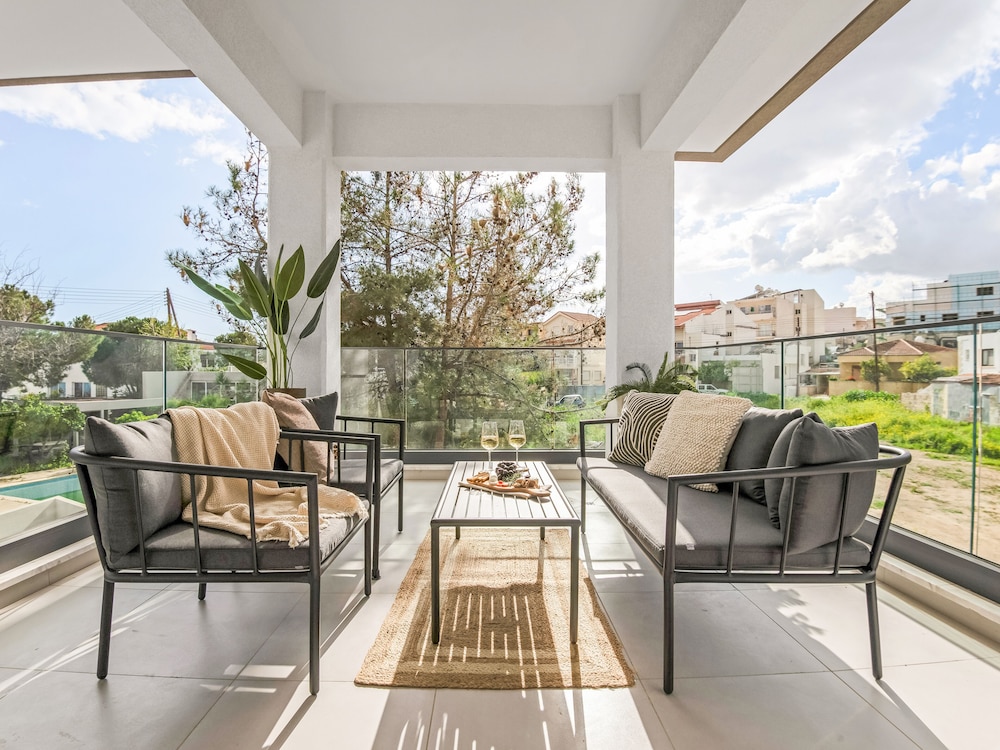 Sanders Triple - Lovely 1-bdr Apt With Balcony