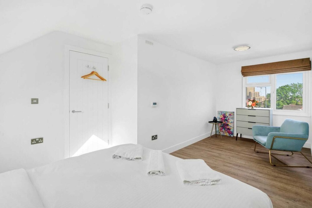 Gorgeous 3 Bedroom Duplex Apartment in West London
