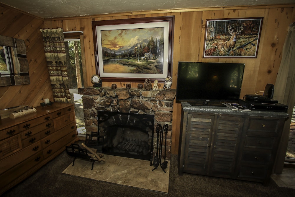 Our Mountain Hideaway 2 Bedroom Home by RedAwning