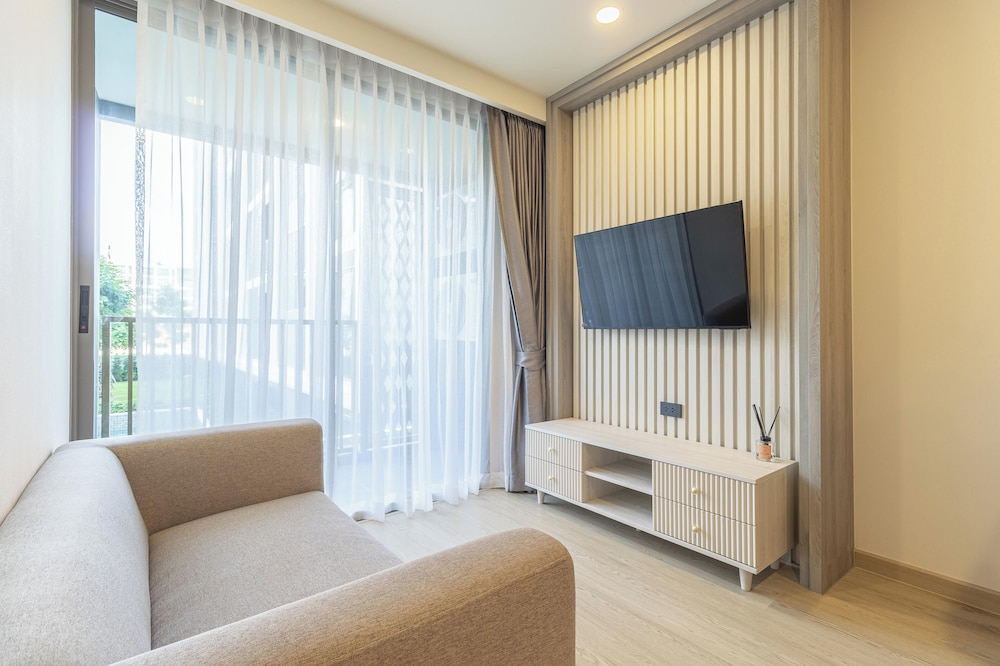 New Condo w Pool Gym Beach Nearby C247