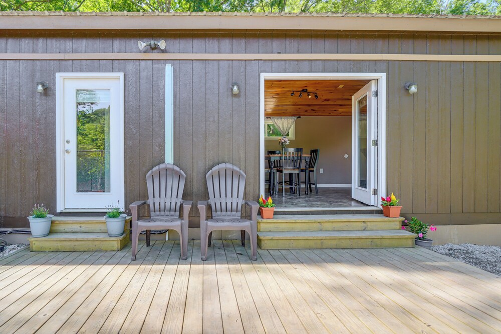 Cozy + Convenient Blairsville Cabin w/ Deck!