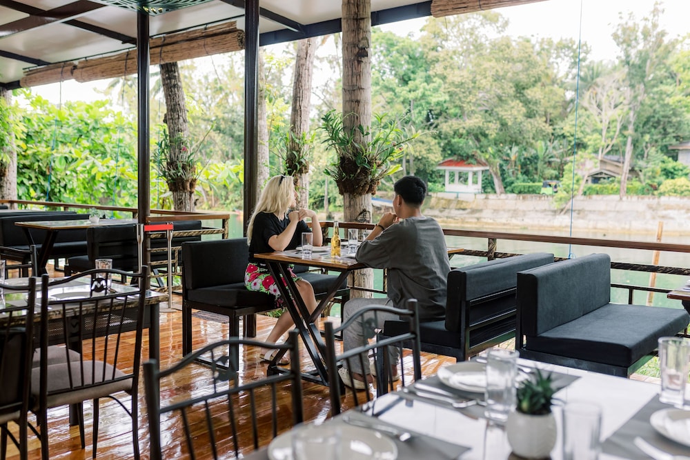 LOBOC RIVERSIDE INN and RESTAURANT
