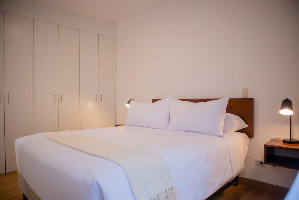 w Striking 1BR in Miraflores