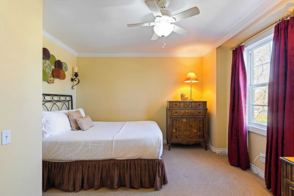 Victorian Manor In Paso Robles Wine Country + Pool, Hot Tub, Firepit, Tennis Court Sleeps 28