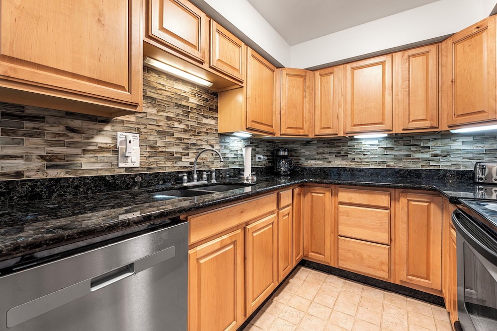 Oceanfront Complex - Updated Ground-floor Condo w/ AC & 2 Pools - Vrkcv