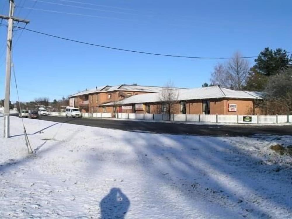 Snow Gate Motel and Apartments