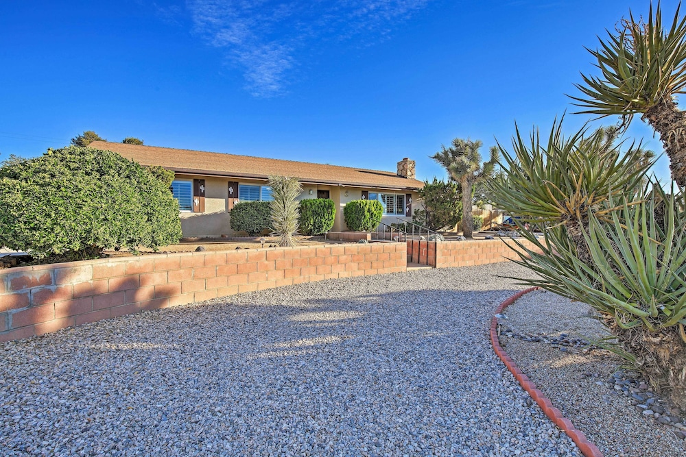Charming Home, 8 Mi to Joshua Tree Natl Park