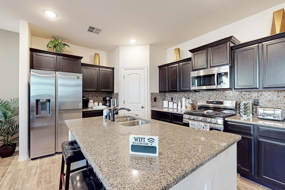4BR w/ Private Yard, Outdoor Games, Grill, & W & D