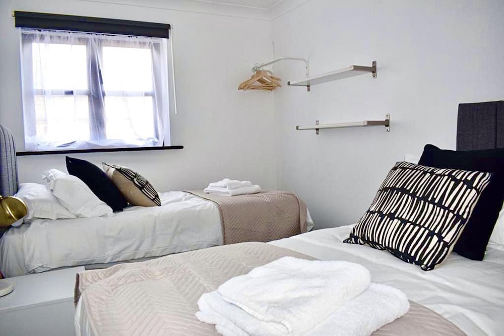 Immaculate 3-bedroom House in Milton Keynes view 3