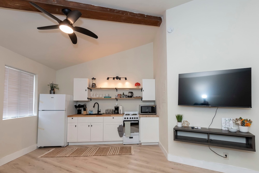 Cozy Studio Apt Close to the Gardens - King Bed