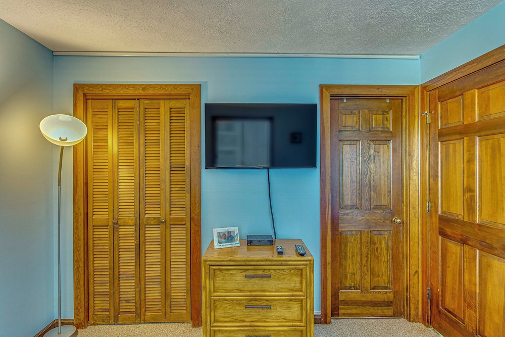 Walk to Ocean: Condo w/ 3 Pools in Myrtle Beach