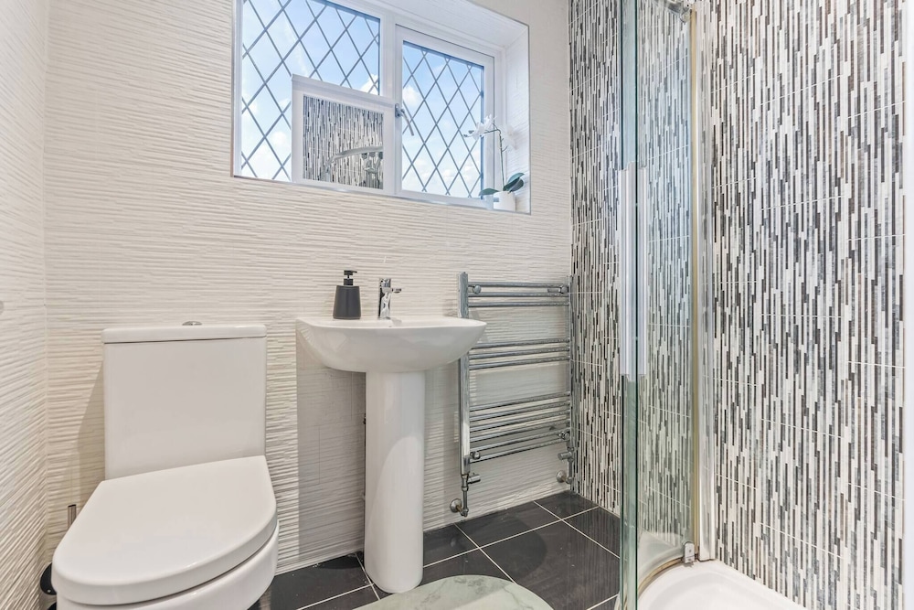Beautiful 5 Bedroom Home in Coventry 14min to NEC
