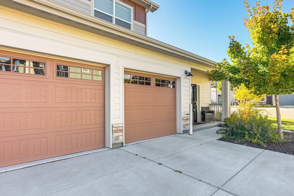 Walk to Light Rail! Townhome 9 Mi to Dtwn Denver
