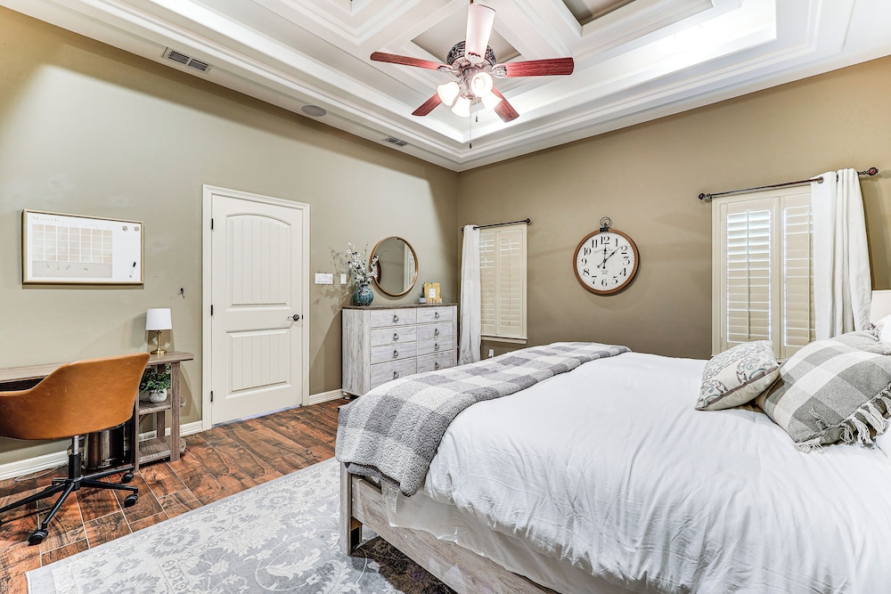 1 Mi to Utrgv Stadium: Roomy Retreat w/ Pool, Yard