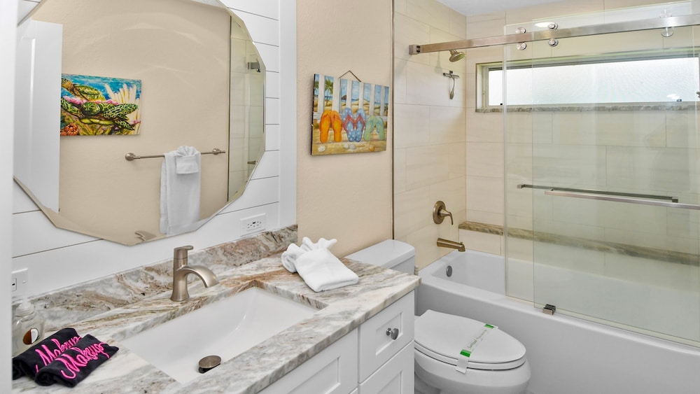 Just Chill Modern Canal Villa w Heated Pool