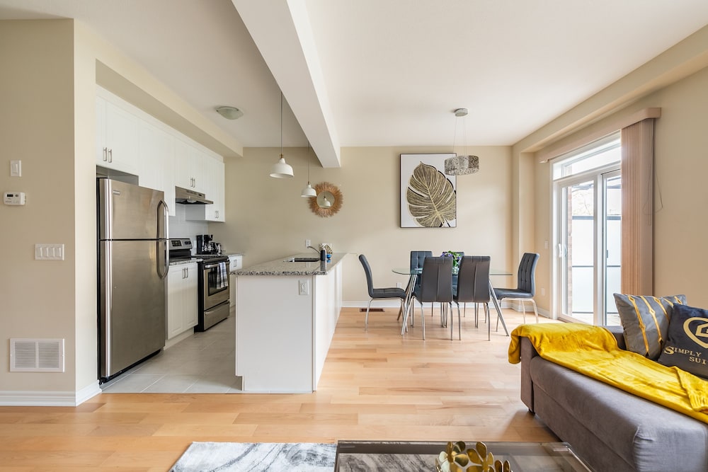 Modern 3BR 2BA Townhome in Lakeshore
