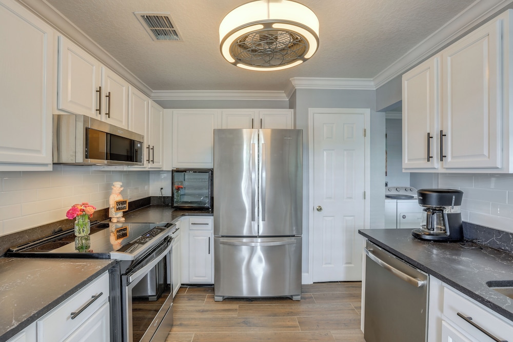 Suwannee River Retreat: Dock & Screened Porch!