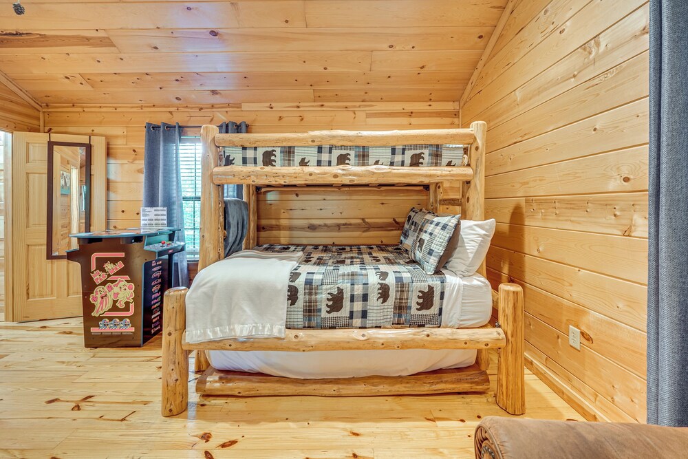 Hot Tub + Game Room: Family Retreat in Broken Bow