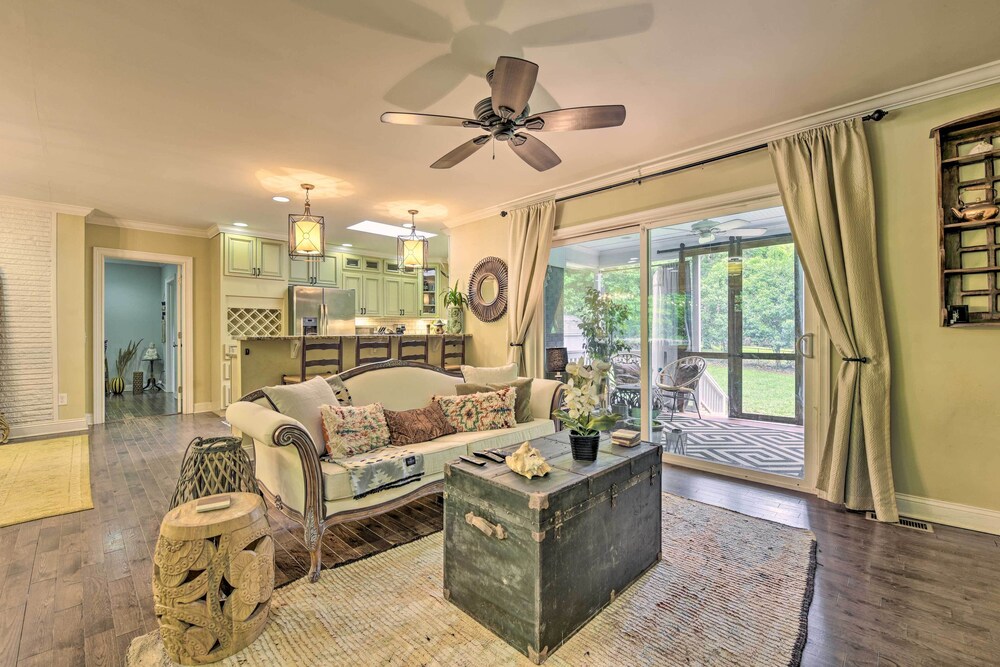 Charming Charlotte Cottage on a Half Acre!