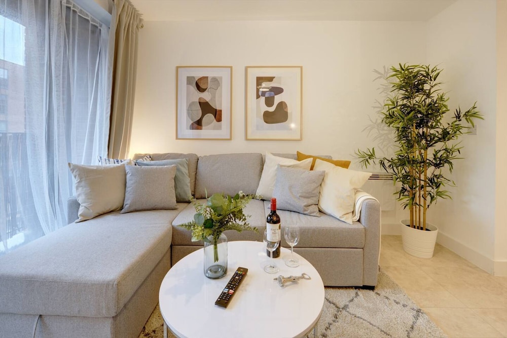 Lovely Flat in Kiln Close With Free Parking