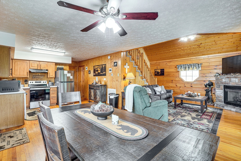 Hot Tub & Game Room: Sevierville Family Cabin!