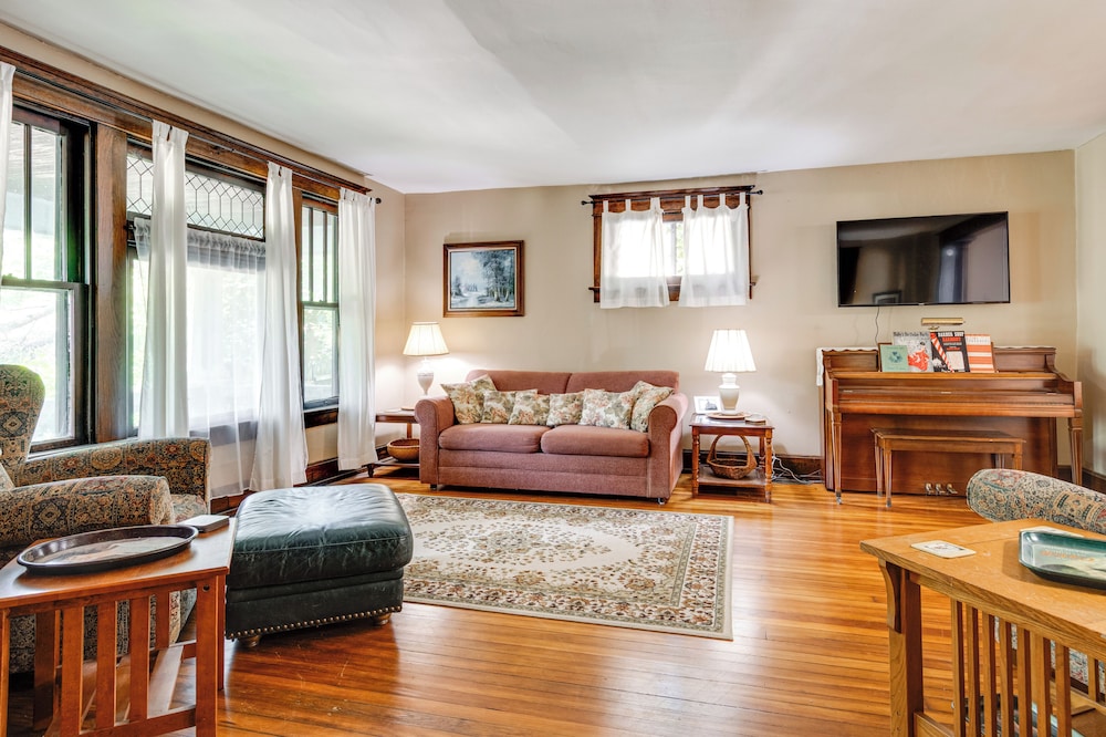 3 Mi to Dtwn Indy: 20th-century Apt w/ Fenced Yard