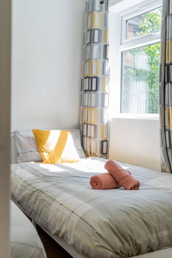 Livestay - 2 Bed Apt, Free Parking in Luton view 3