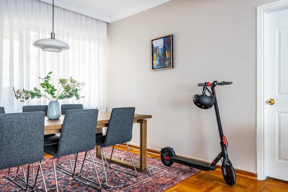 Chic Spacious Flat w Balcony 5 min to Moda Coast