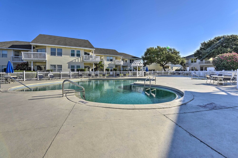 Walk to Beach: Resort Retreat w/ Balcony in Destin