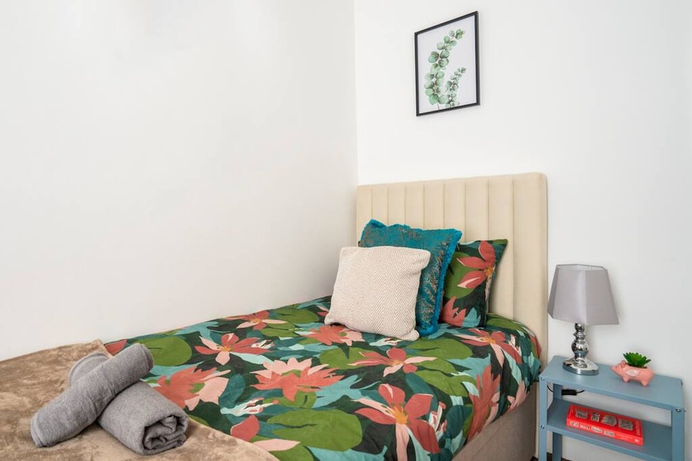 Spacious 3 Bed Flat-free Parking