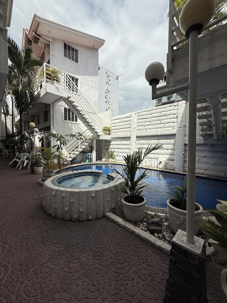 Kandi Suites 2BR with private Jacuzzi