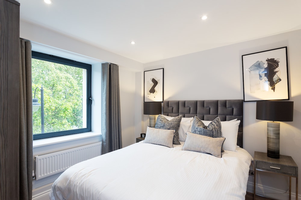 The Carlyle - Elegant Serviced Apartments