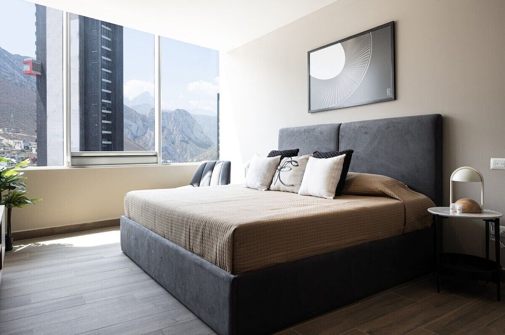 Modern Apts w Pool & Mountain View