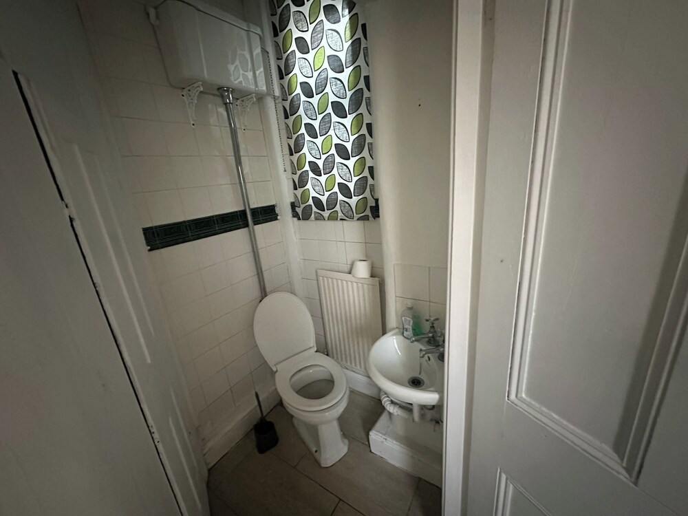 Spacious House- Parking, Garden & Central Location
