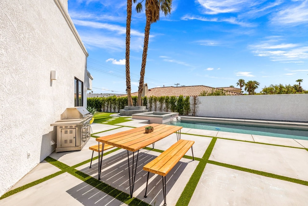 The Lighthouse- Monthly 4 bd 4 bth Pool Spa