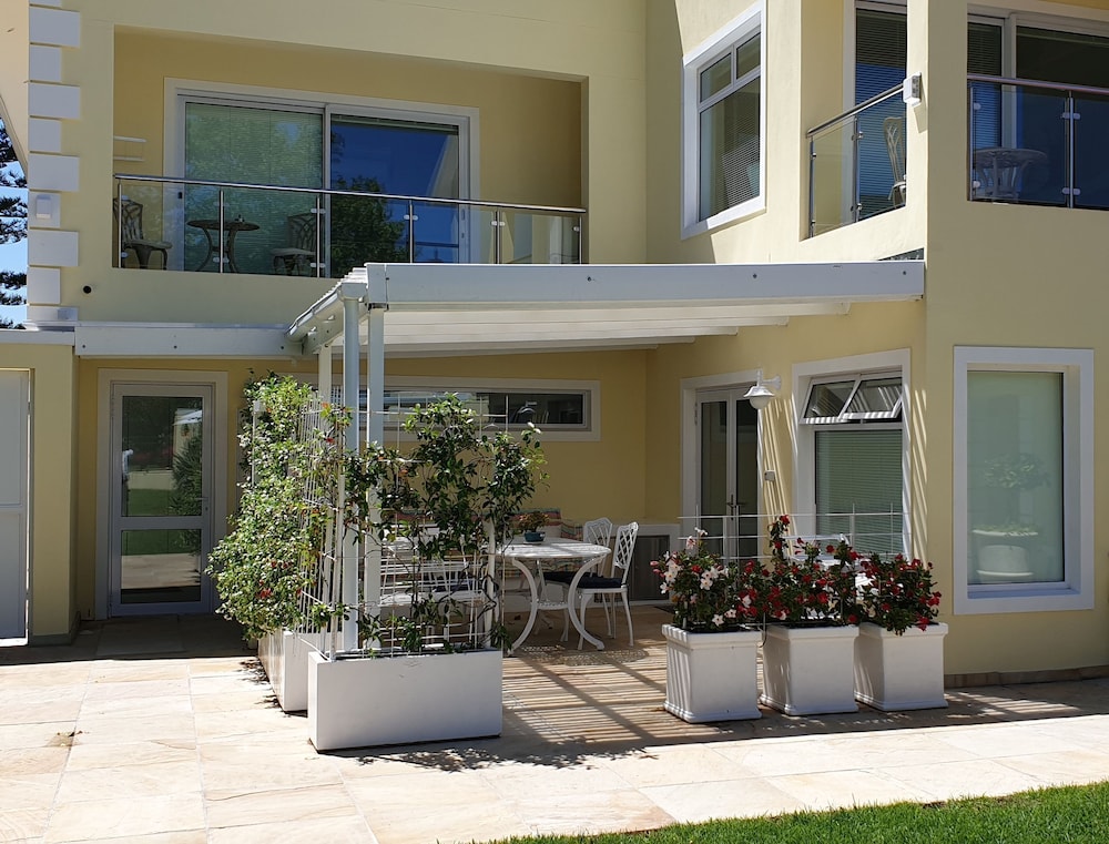 Superior 4-star-apartment Graded by Aa and Tgcsa Close to Constantia Wineroute