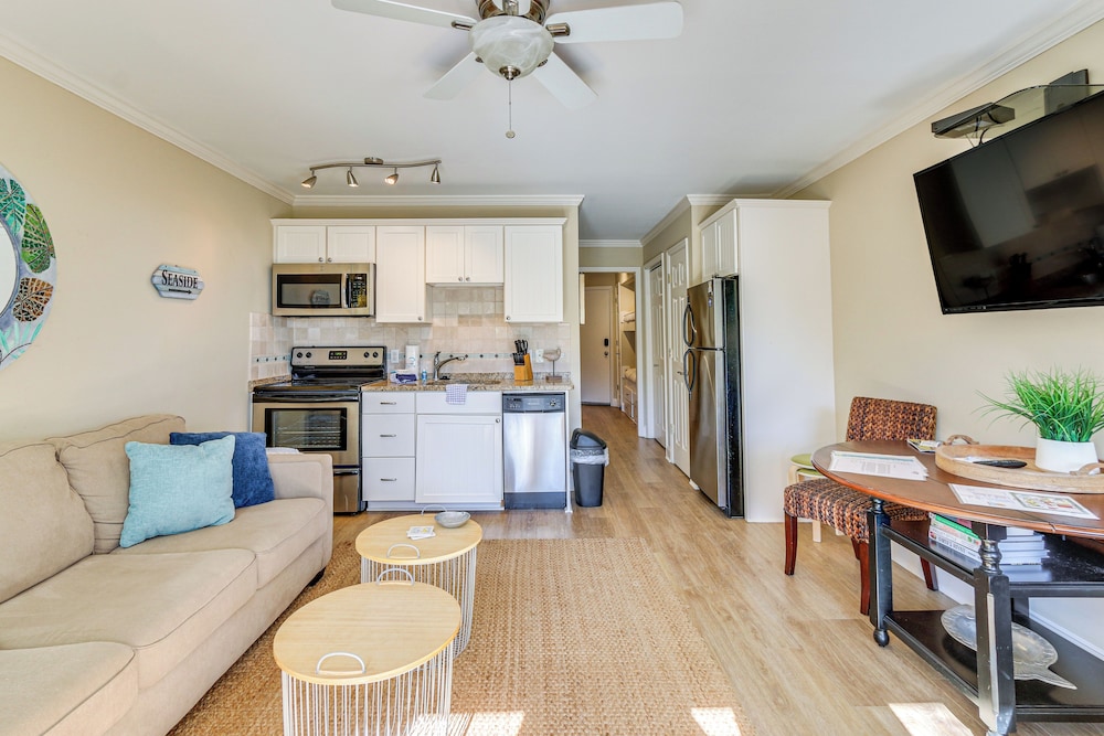 Walk to Coligny Beach Park: Condo w/ Pool Access!