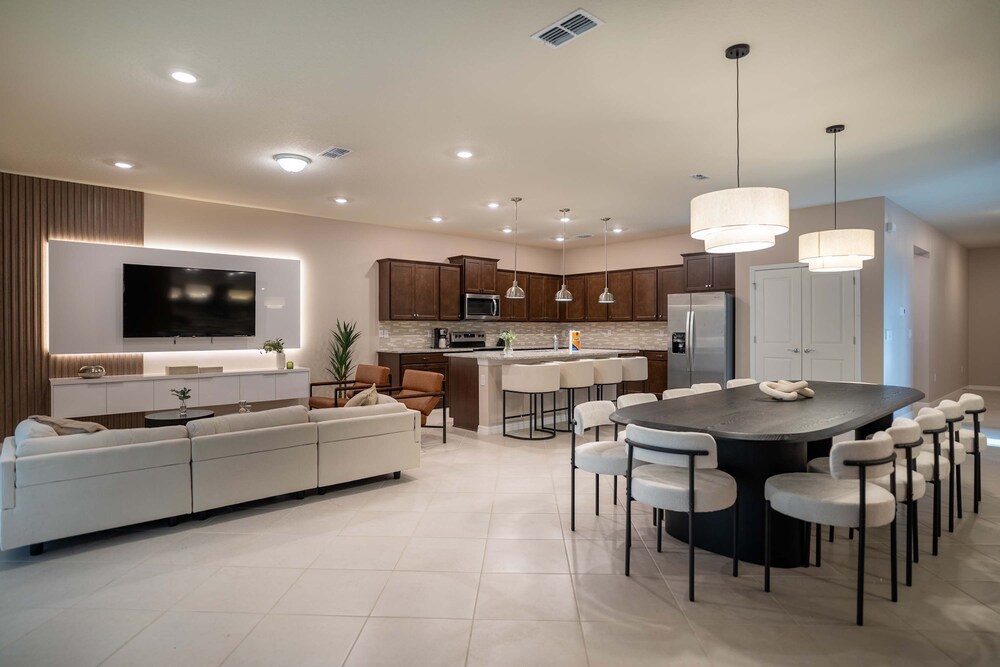 Stunning 10 Bed Home With Themed Rooms Pool
