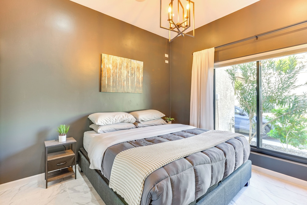 Mtn & City Views: Stunning Villa in Phoenix!
