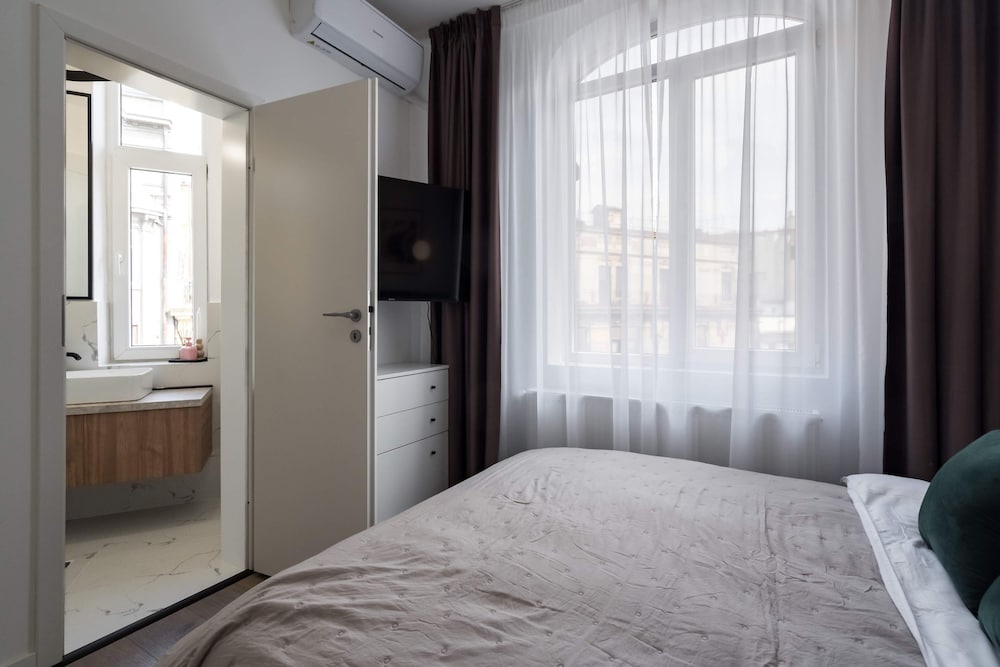 Contemporary Aparthotel 2-BR Flats Near Old Town, Quiet & Serene